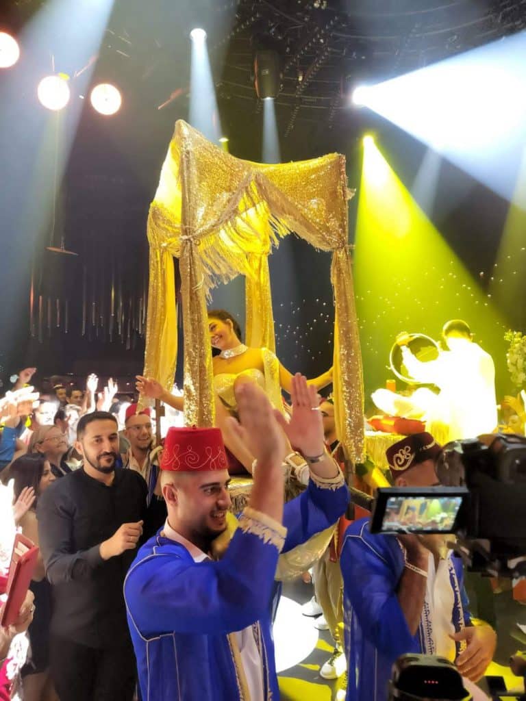 טקס מריחת חינה ביד בצורת מטבע בחינה מרוקאית מסורתית